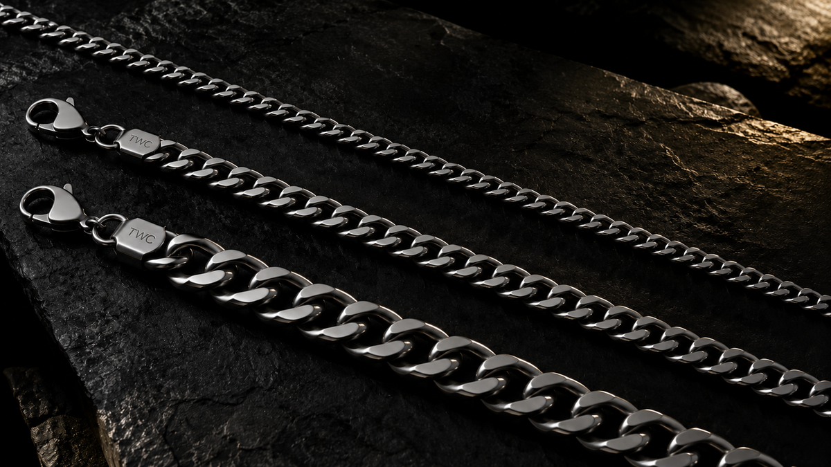 Cadenas cuban de acero inoxidable 316L en distintos grosores sobre piedra ónix — The Wolf Concept