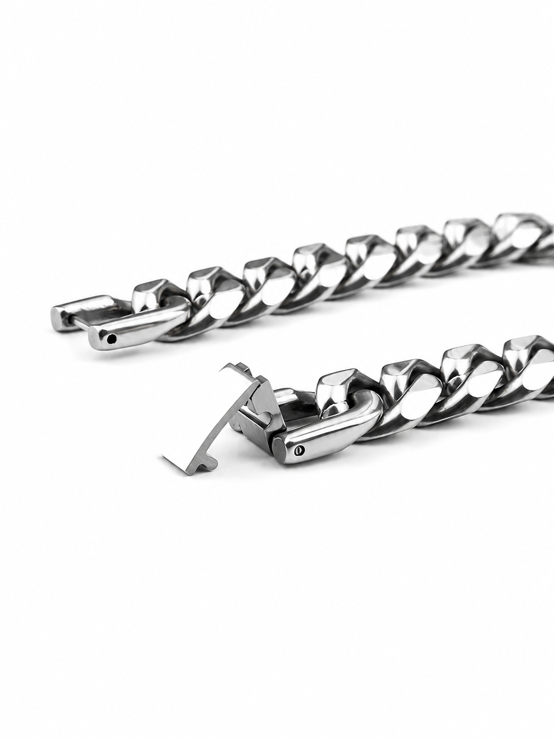 Detalle del eslabón Cuban Link 10 mm y broche de caja con traba, acero 316L — Dominus