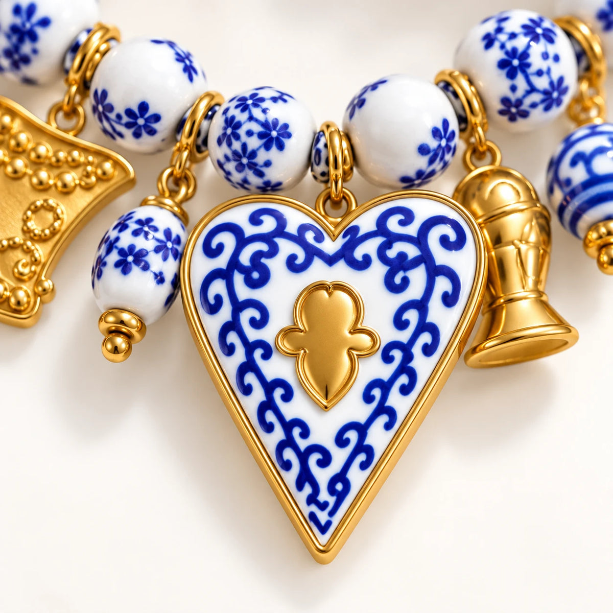 Colgante de corazón en cerámica azul y blanca con marco en PVD de oro 18K — Alquimia Cobalt, The Wolf Concept