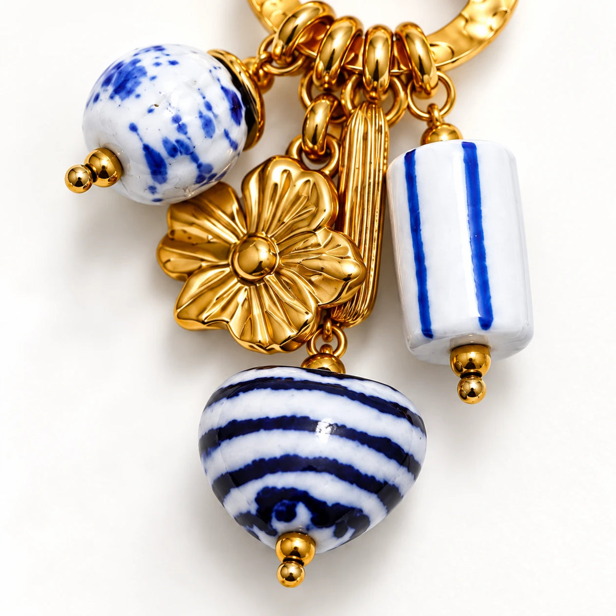 Charms de cerámica con rayas cobalto y flor en PVD de oro 18K sobre aro dorado — Alquimia Cobalt, The Wolf Concept